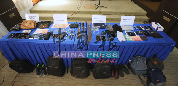 警方透过ops rantau steady，搜缴匪徒的贼赃，包括手机、平板、各国货币、现金等，共计50万令吉。