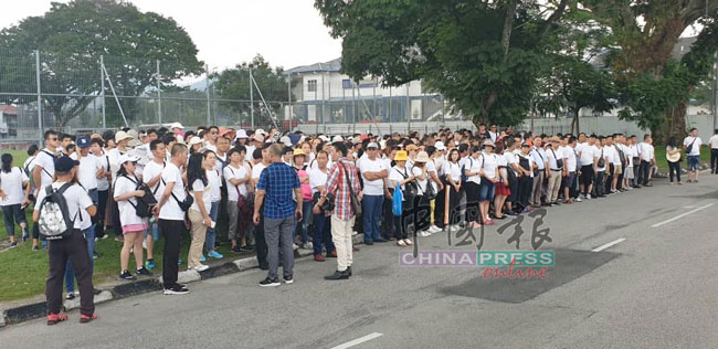 超过560名声称是金钱游戏骗局受害者的中国籍男女，集体到隆市增江警局报案。