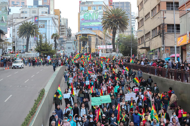 支持梅萨的示威者周二在首都拉巴斯游行。（欧新社）