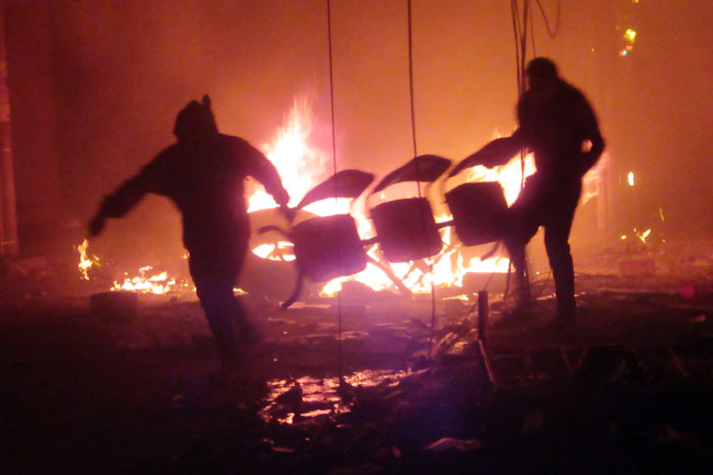 反对莫拉莱斯的示威者在苏克里的选务局办公室放火。（法新社）