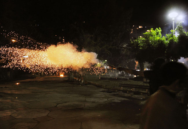 梅萨支持者周二在拉巴斯最高选举法庭外向镇暴警察发射烟花。（法新社）