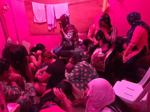 警方根据情报，捣破1个由孟加拉人操控的淫窟，救出一批外籍女郎。