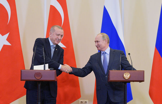 俄罗斯总统普汀（右）和土耳其总统埃尔多安周二在联合记者会上握手。（欧新社）