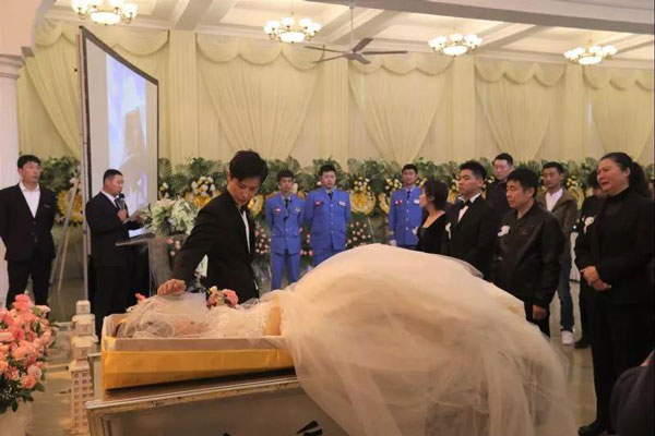 徐世南在殡仪馆与爱妻进行婚礼。