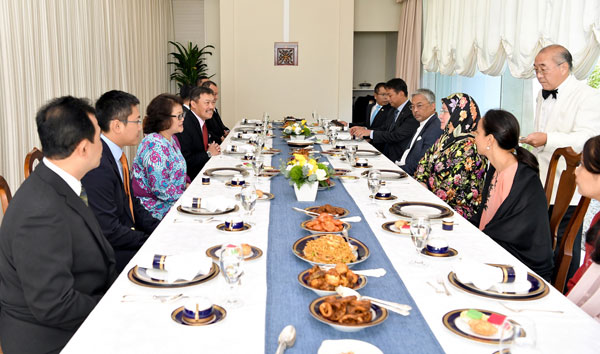 苏丹阿都拉伉俪（右3起）受邀在马来西亚驻日本大使官邸享用早餐。