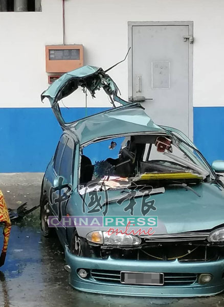宝腾威拉轿车在发生车祸后，毁不成形。（摄影：廖锦荣）