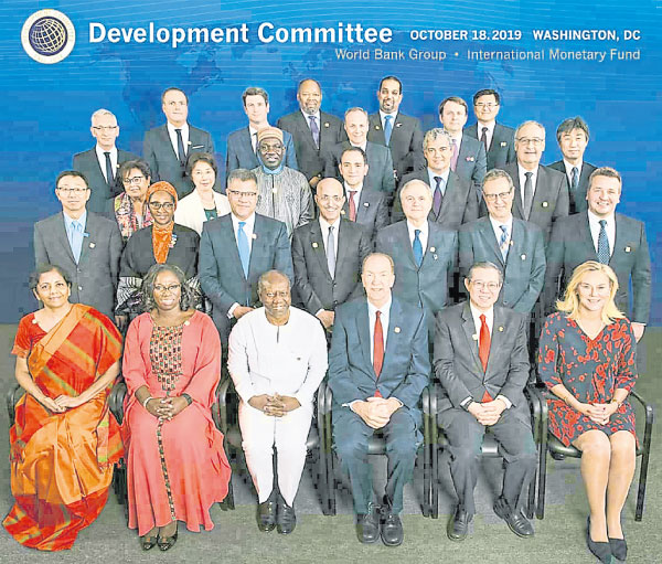 林冠英（前排右2）在世界银行发展委员会部长级会议上，与各国部长合影。