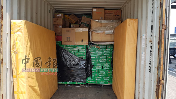 关税局在丹绒柏勒峇斯港口起获两个货柜的走私物品。