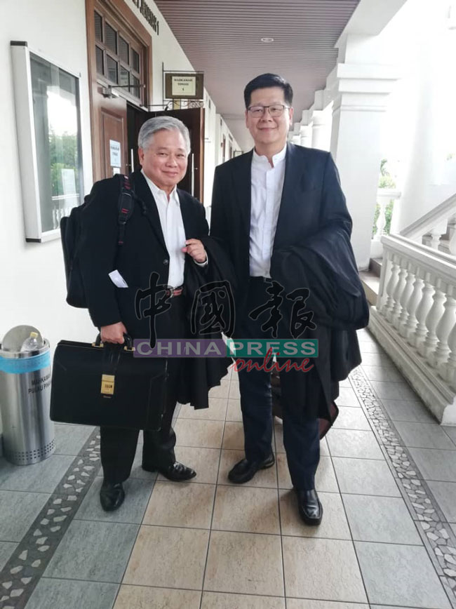 《光明日报》和《中国报》代表律师刘炳权（左起）及游文礼。（档案照）