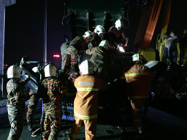 救援单位奋力抢救，并出动起重机将行人天桥桥身移走。