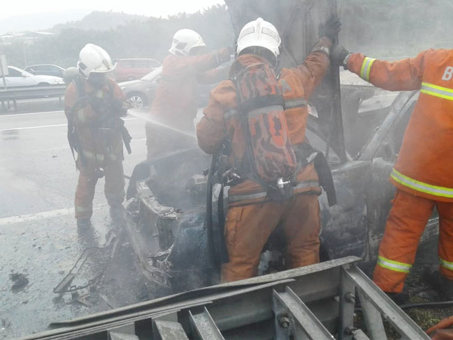 消拯员接获投报赶到现场灭火，迅速扑灭马赛地轿车的火势，现场幸好没有人命伤亡。