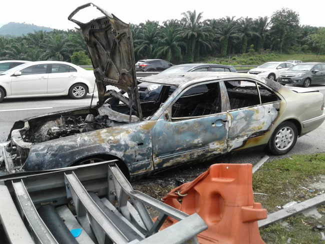 起火狂烧的马赛地轿车，将近80%被烧毁，损失惨重。
