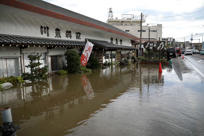 日本东京东南部千叶县佐仓市25日受大雨影响，一间餐厅被暴雨淹没。