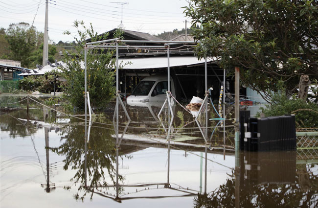 暴雨淹没千叶县的房屋。