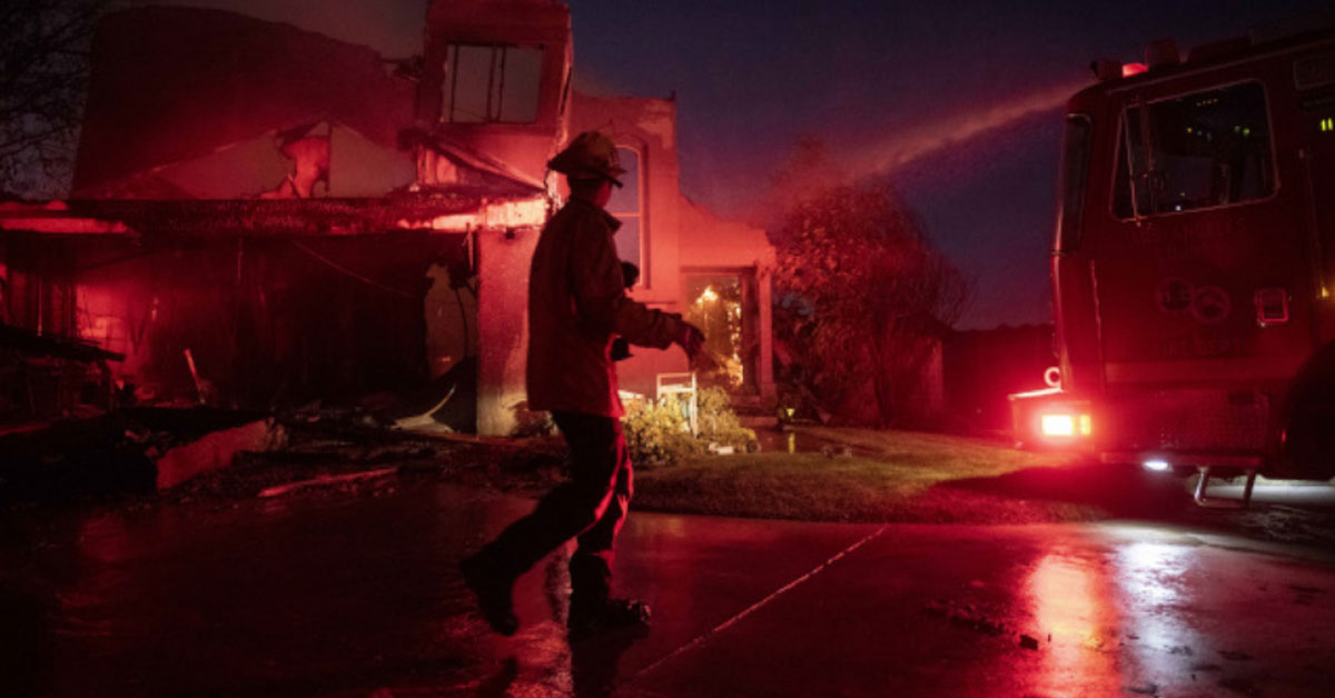 加州大火引起多处停电，图为消防员摸黑救火。