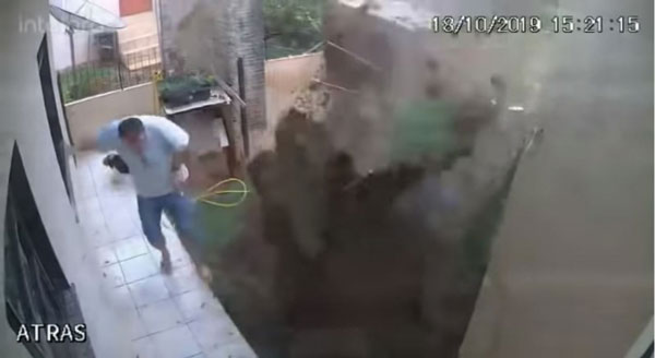 巴西一名男子因为庭院被蟑螂入侵，便利用汽油“火攻”，却导致庭院爆炸。（撷取自YouTube）