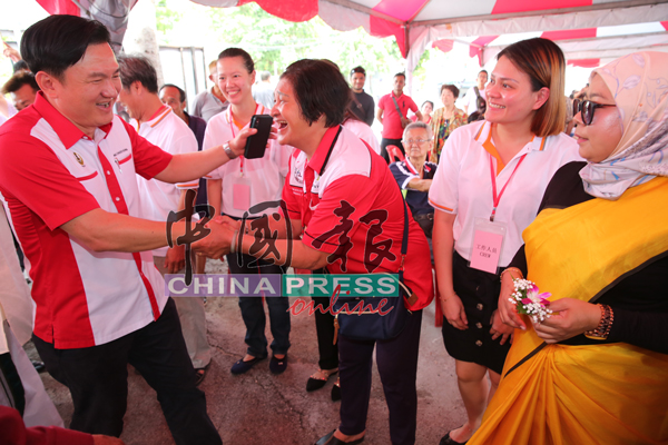 杨祖强（左）抵达会场时，受到支持者的欢迎。
