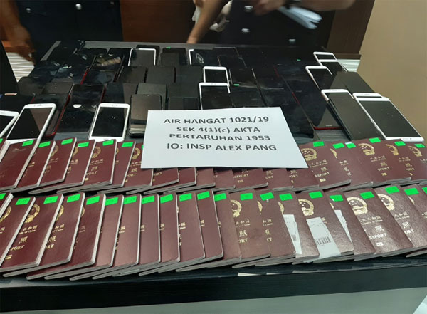 警方在网赌大本营，起获大批国际护照和百台手机。