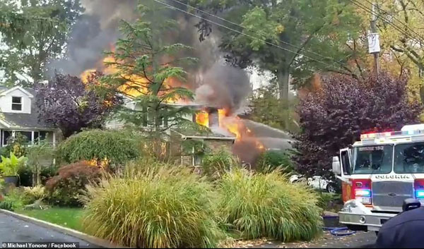 飞机坠毁后，有2间屋子着火。