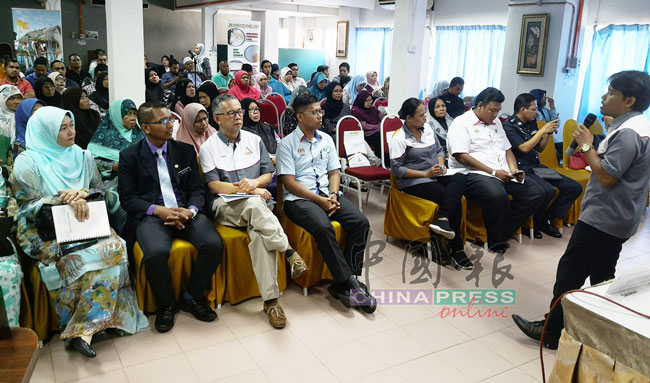 官员讲解人民权益课题，奥斯曼哈欣（前排左3）与出席者们专心聆听。