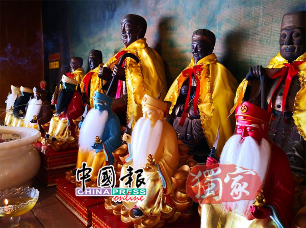 天峰宫内也新供奉“七彩拿督公”，7樽拿督公各一色。