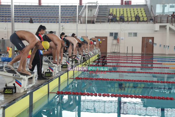 马六甲技术大学配合高等教育运动嘉年华，于汉哲拔游泳中心进行赛事。