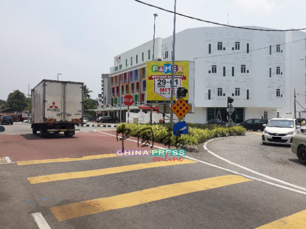 陈劲源将与市政厅交通小组洽商，以提升雅佳美浪路（峇章三角路）减速地砖的措施，包括增厚减速线。