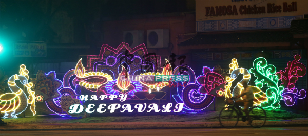 新加坡免费提供装饰品让马六甲小印度布置迎屠妖节，凸显两国的情谊。