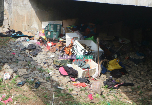 吸毒者的小天地里散布了衣服、箱子、鞋子及杯子等等的用品，好像垃圾堆。