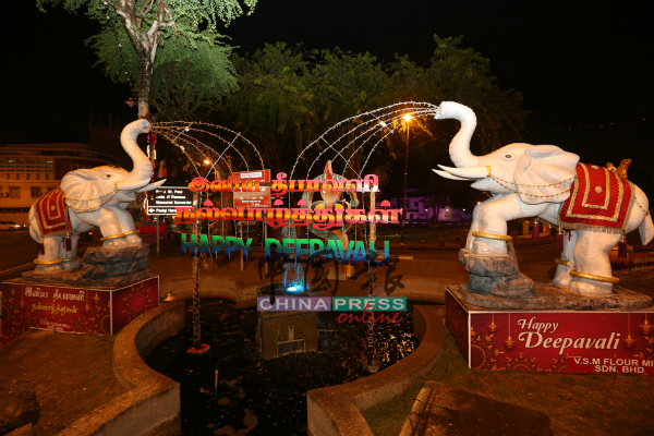 四坪坡的喷泉也安置一对大象，向民众宣扬屠妖节即将到来。