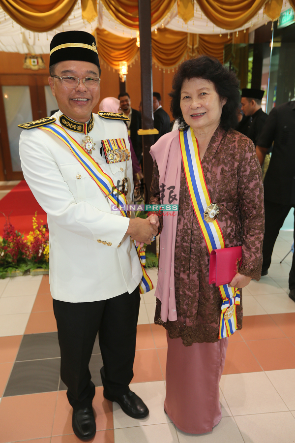 卓正豹（左）恭喜冯秋苹荣膺拿督勋衔。