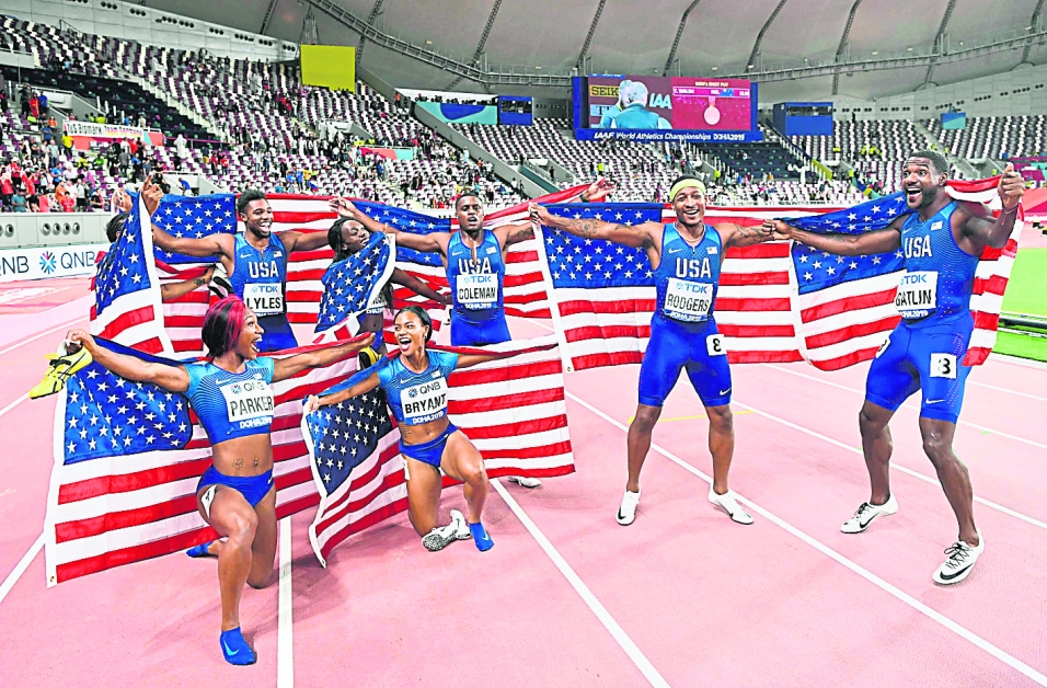 美国男女队在4X100公尺接力，分别拿下金牌与铜牌。