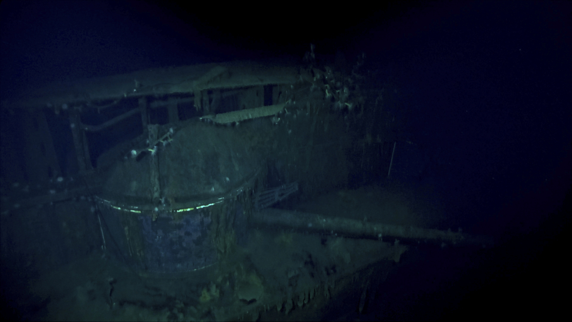 被炸沉77年的“加贺号”，大部分的飞行甲板已消失，但仍可看到副炮、主炮等残骸。（美联社）