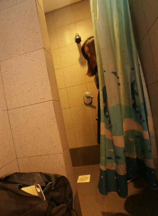 被告涉嫌在酒店房浴室偷拍女郎冲凉画面。（档案示范照）
