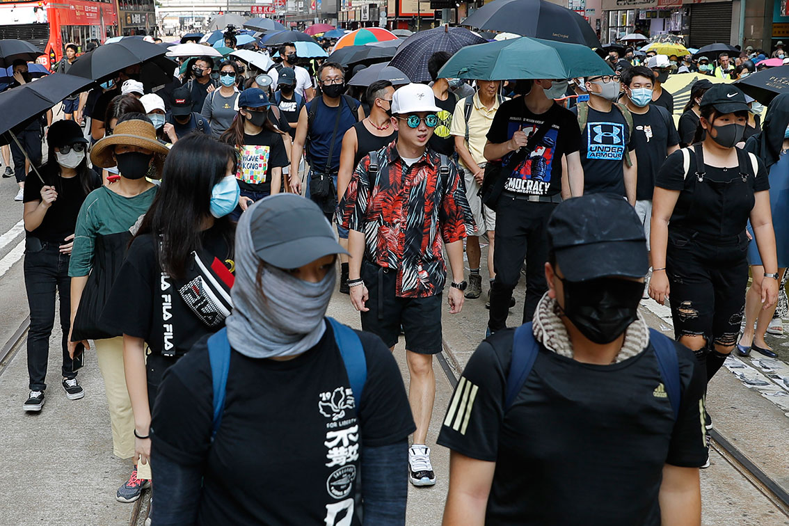 示威者仍戴口罩出来游行。