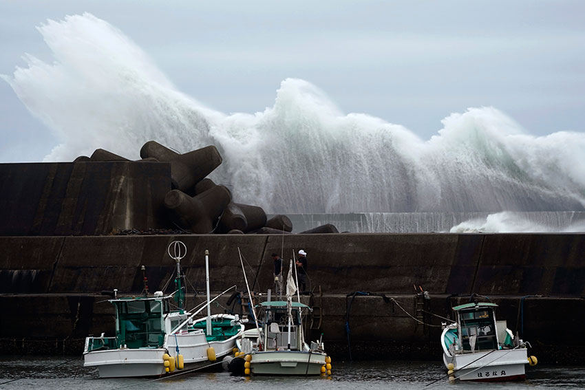 台风海贝思周五逼近日本三重县一个港口时，掀起汹涌的海浪。（美联社）