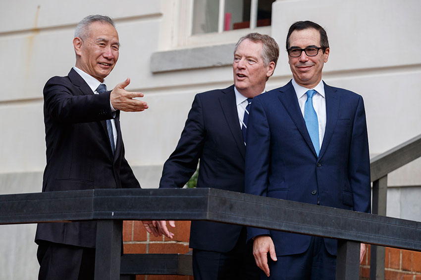中国首席谈判代、国务院副总理刘鹤周四抵达美国贸易代表办公室时，获美国贸易代表莱特希泽（中）和财长梅努钦迎接，3人有说有笑。（欧新社）