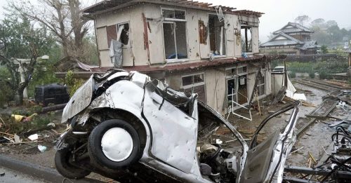 屋顶车辆被吹翻 台风“海贝思”袭日本 1死5伤