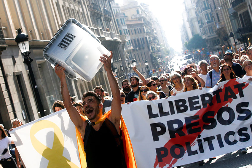 加泰罗尼亚9名前领袖被判刑的消息宣判后，情绪激动的示威者周一走上巴塞罗那的街头示威，呼吁西班牙有关当局释放政治犯。（欧新社）
