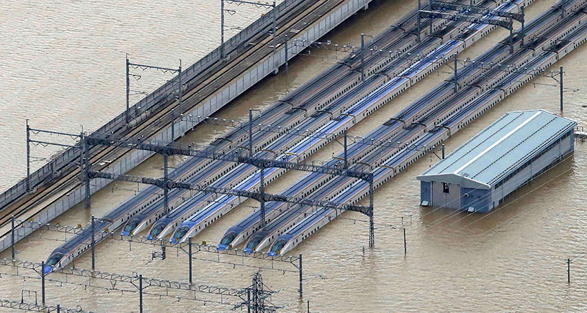台风海贝思重创日本，长野县千曲川溃堤泛滥，导致JR东日本的长野新干线车厂淹水，大量列车被淹，厂内的120节车厢泡水。