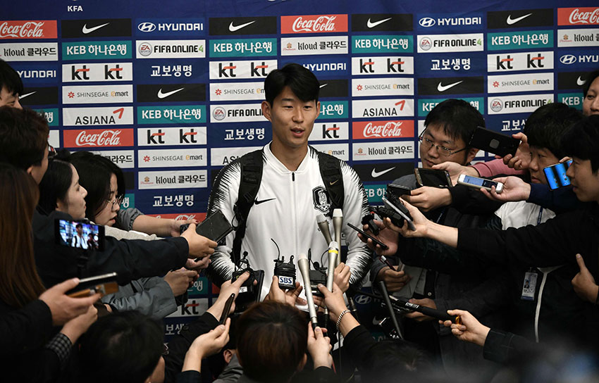 踢完这场比赛后回到韩国的孙兴民， 成为媒体采访的对象。（法新社）