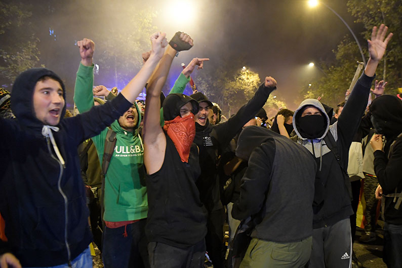 示威者周三在巴塞罗那与警方对峙，警队撤离后，示威者大声欢呼。（法新社）