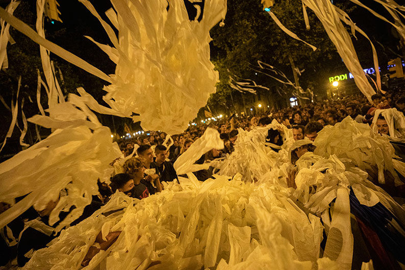 示威者把大量厕纸抛向天空，寓意除污去垢，表达对独立运动领袖们被重判的不满。（美联社）