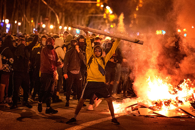 示威者周三晚上在巴塞罗那街区焚烧路障。（美联社）