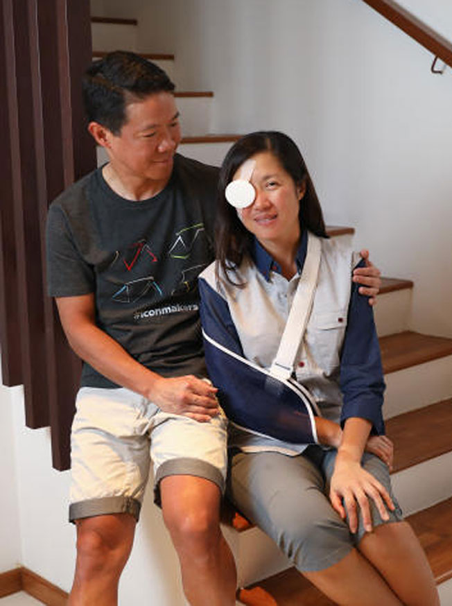 吴淑敏被撞伤后，右眼蒙受创伤性伤势，无法上下移动。（档案照）