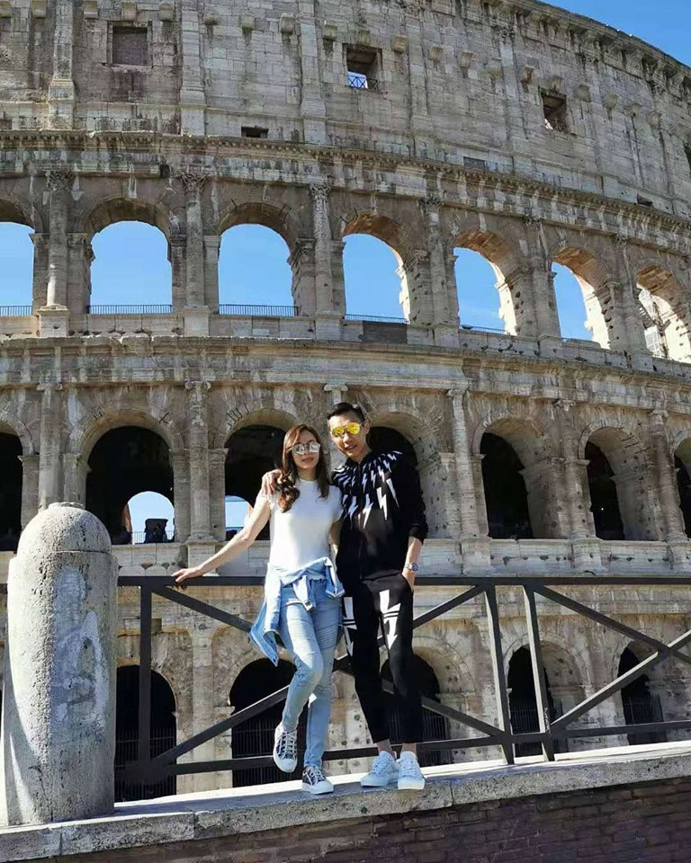 李宗伟与妻子黄妙珠在罗马竞技场前的合照。（李宗伟面子书图）
