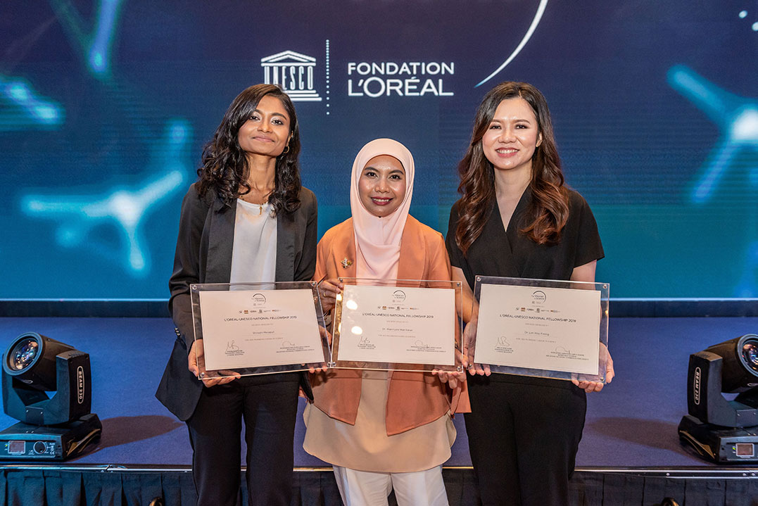 林讳鑝（右起）、婉伊雅妮及希瓦妮获颁欧莱雅-联合国教科文组织杰出女科学家奖。