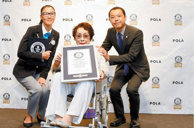 日本99岁高龄奶奶（中）近日获健力士世界纪录认证为“最高龄美妆顾问”。