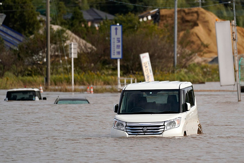 东京千叶县暴雨过后，车辆被淹没在洪水中。（美联社）