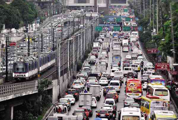马尼拉大都会区在交通拥挤的高峰时段非常堵车。